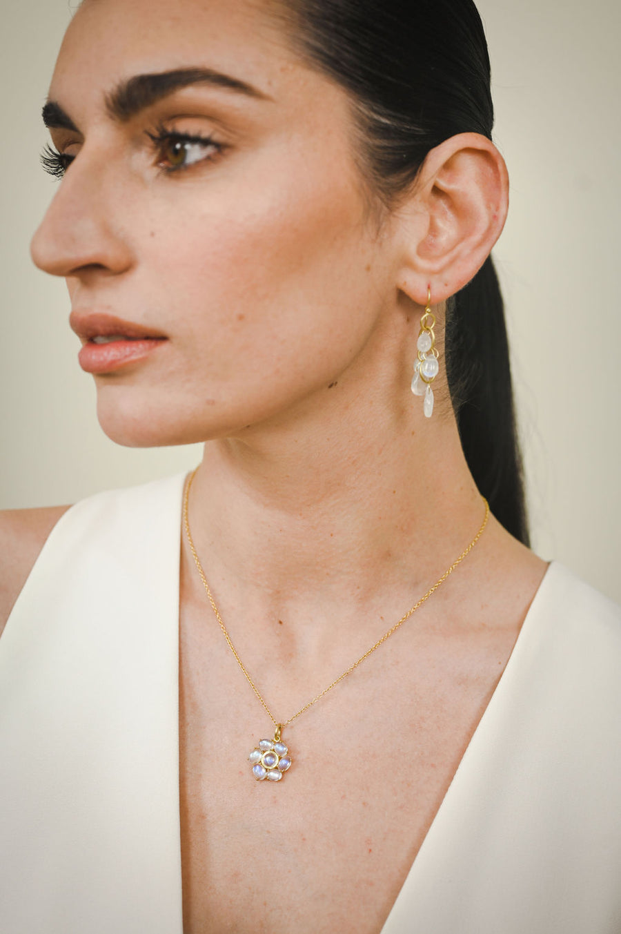 18 Karat Gold Ceylon Moonstone Daisy Pendant