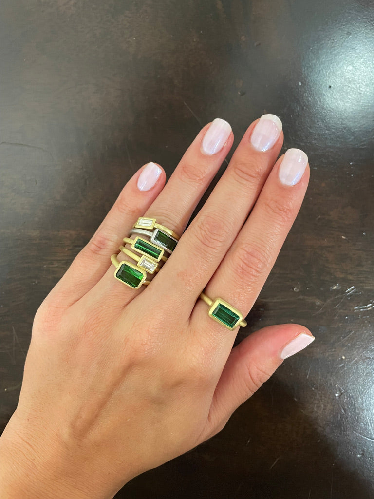 18 Karat White Gold Green Tourmaline Baguette Ring