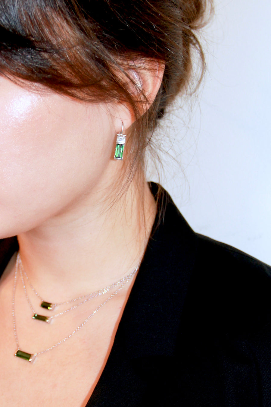 18 Karat White Gold Bar Set Green Tourmaline Necklace